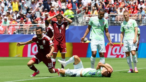 بعد الجدل .. «فيفا» يوضح حقيقة خلل الـ «VAR» في ركلة الجزاء بمباراة قطر وسويسرا                                                                                                                                                       14/06/2026 04:03 ص                                                                                                                                                       أصدر الاتحاد الدولي لكرة القدم "فيفا"، بيانًا رسميًا لتهدئة الجدل الذي أُثير عقب مواجهة منتخبي قطر وسويسرا في كأس العالم 2026
