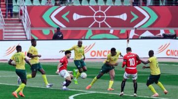 بعد انفراج أزمة التأشيرات.. منتخب جنوب إفريقيا يشد الرحال إلى أمريكا الشمالية استعدادًا للمونديال                                                                                                                                                       01/06/2026 01:20 م                                                                                                                                                       تأكد سفر بعثة منتخب جنوب إفريقيا لكرة القدم إلى أمريكا الشمالية يوم الاثنين، بعد نجاح الاتحاد الجنوب إفريقي في إنهاء أزمة التأشيرات التي عطلت مغادرة الفريق للمشاركة في بطولة كأس العالم 2026.