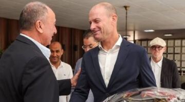 بعد جلسة الفجر.. توروب يطوي صفحة الأهلي ويغادر القاهرة خلال ساعات
                                                
                                                
                                                    04/06/2026 06:24 م
                                                
                                                
                                                    قال الإعلامي أحمد شوبير، إن أزمة النادي الأهلي مع المدرب ييس توروب انتهت بشكل نهائي في الساعات الأولى من فجر اليوم، بعد توقيع جميع المخالصات الرسمية بين الطرفين داخل مقر النادي بالجزيرة.