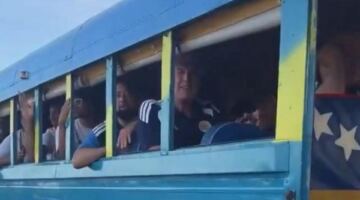 حافلة مدرسية.. وصول بعثة كوراساو إلى مقرها في كأس العالم                                                                                                                                                    08/06/2026 05:43 م                                                                                                                                                    أثارت بعثة منتخب كوراساو حالة من الجدل على مواقع التواصل الاجتماعي بعد وصولها إلى مقر إقامتها خلال مشاركتها في بطولة كأس العالم، باستخدام حافلة مدرسية بسيطة خالية من النوافذ الجانبية، في مشهد غير معتا