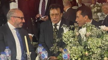 حوار طريف عن الزمالك بين حسام المندوه وأشرف صبحي بحفل زفاف نجل الأخير | صور                                                                                                                                                    06/06/2026 01:13 ص                                                                                                                                                    شهد حفل زفاف نجل الدكتور أشرف صبحي أجواءً مميزة جمعت عدداً من الشخصيات العامة والرياضية، حيث دار حوار ودي وطريف حول نادي نادي الزمالك بين الدكتور حسام المندوه والدكتور أشرف صبحي، وسط حالة من الود والا