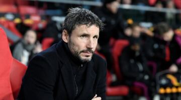 صحيفة إيطالية: فان بوميل يقترب من تدريب الأهلي.. والمطالب المالية قد تعرقل الصفقة                                                                                                                                                    01/06/2026 03:03 م                                                                                                                                                    دخل النادي الأهلي مرحلة متقدمة من البحث عن مديره الفني الجديد، بعدما برز اسم الهولندي مارك فان بوميل كأحد أبرز المرشحين لتولي القيادة الفنية للفريق
