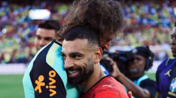 صلاح وشوبير يتبادلان التحية مع حارس البرازيل بعد ودية قوية استعدادًا لكأس العالم 2026 | صور                                                                                                                                                    07/06/2026 03:55 ص                                                                                                                                                    حرص محمد صلاح، قائد منتخب مصر، على توجيه التحية إلى حارس منتخب البرازيل أليسون بيكر عقب انتهاء المباراة الودية التي جمعت المنتخبين على