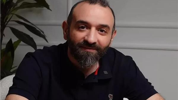 عمرو سلامة ساخرًا: تشجيع الزمالك يحتاج خبرة في القانون والاقتصاد والطب
                                                
                                                
                                                    03/06/2026 02:11 ص
                                                
                                                
                                                    علّق المخرج عمرو سلامة على أوضاع نادي الزمالك، ساخرًا من كثرة الأزمات