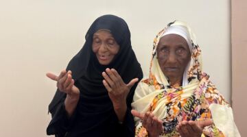 قصة بر تهز المشاعر.. سودانية سبعينية ترافق والدتها التسعينية في الحج | منوعات
