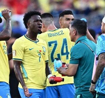 كأس العالم 2026 .. فينيسيوس يُعيد البرازيل للمباراة بهدف التعادل أمام المغرب
                                                
                                                
                                                    14/06/2026 01:53 ص
                                                
                                                
                                                    عاد منتخب البرازيل إلى أجواء المباراة ونجح في إدراك التعادل أمام المغرب خلال المواجهة المقامة بينهما ضمن منافسات الجولة الأولى