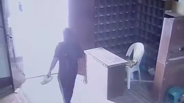 لص يسرق هاتف أحد المصلين داخل مسجد في مدينة نصر والكاميرات تفضحه.. صور