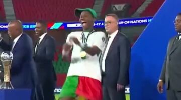 لقطة لافتة في نهائي أمم أفريقيا للناشئين.. لاعب السنغال يحتفل أمام فوزي لقجع ثم يصافحه بعد التتويج
                                                
                                                
                                                    03/06/2026 06:01 م
                                                
                                                
                                                    شهدت مراسم تتويج منتخب السنغال بلقب كأس الأمم الإفريقية تحت 17 عامًا لقطة أثارت اهتمام المتابعين، بعدما احتفل أحد لاعبي المنتخب السنغالي أمام رئيس الجامعة الملكية المغربية لكرة القدم فوزي لقجع، قبل أن