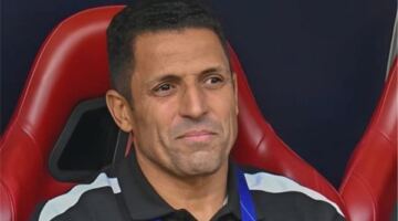 لم ينظر للمقابل المادي.. رد فعل مفاجئ من عموتة بعد ارتباط اسمه بالأهلي
                                                
                                                
                                                    09/06/2026 08:00 ص
                                                
                                                
                                                    كشف موقع “سبورت” المغربي أن المدرب الحسين عموتة أبدى مرونة كبيرة في مفاوضاته مع النادي الأهلي، بشأن تولي القيادة الفنية للفريق خلال الفترة المقبلة.