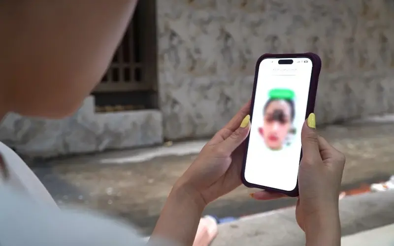 لماذا يحتاج المستخدمون إلى استخدام تقنية التعرف على الوجه عند نقل شريحة SIM إلى هاتف جديد؟