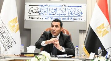لمناقشة مديونيات المرافق.. وزير الشباب يعقد اجتماعًا مع الأندية والجهات المعنية
                                                
                                                
                                                    08/06/2026 01:12 م
                                                
                                                
                                                    عقد جوهر نبيل، وزير الشباب والرياضة، اجتماعًا عبر تقنية الفيديو كونفرانس، بمشاركة ممثلي الأندية الرياضية، إلى جانب ممثلي وزارات البترول والكهرباء والإسكان، وعدد من الجهات المعنية، وذلك لبحث ملف مديوني