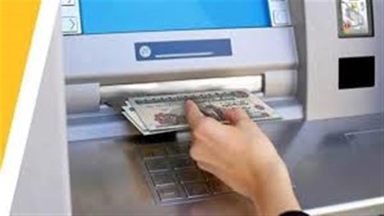 ماذا يحدث عند نسيان البطاقة البنكية داخل ماكينات الصراف الآلي؟