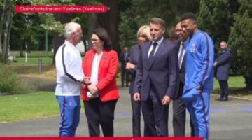 ماكرون يزور معسكر فرنسا قبل كأس العالم 2026.. رسائل دعم وتحفيز للديوك                                                                                                                                                    02/06/2026 03:50 م                                                                                                                                                    حرص الرئيس الفرنسي إيمانويل ماكرون على زيارة مركز كليرفونتين، مقر تدريبات منتخب فرنسا، وذلك