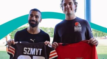 محمد صلاح يتبادل القميص مع أندريه، نجم فريق كليفلاند براونز لكرة القدم الأمريكية                                                                                                                                                    05/06/2026 08:32 م                                                                                                                                                    نشر الإعلامي أمير هشام صورة عبر صفحته على موقع التواصل الاجتماعي، تُظهر النجم المصري محمد صلاح أثناء تبادله القمصان مع أندريه، لاعب فريق كليفلاند.. المزيد