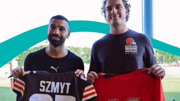 محمد صلاح يتبادل القميص مع أندريه، نجم فريق كليفلاند براونز لكرة القدم الأمريكية
                                                
                                                
                                                    05/06/2026 08:32 م
                                                
                                                
                                                    نشر الإعلامي أمير هشام صورة عبر صفحته على موقع التواصل الاجتماعي، تُظهر النجم المصري محمد صلاح أثناء تبادله القمصان مع أندريه، لاعب فريق كليفلاند.. المزيد