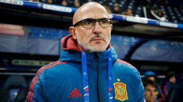 مدرب إسبانيا يوبخ نجم ريال مدريد: احترم زملاءك قبل التشكيك في الاختيارات                                                                                                                                                    02/06/2026 03:23 م                                                                                                                                                    وجه لويس دي لا فوينتي، المدير الفني لمنتخب إسبانيا، رسالة واضحة إلى مدافع ريال مدريد دين هاوسن، بعد الجدل الذي أثاره اللاعب بسبب غيابه عن قائمة منتخب إسبانيا.