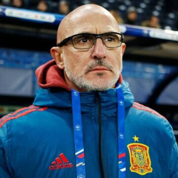 مدرب إسبانيا يوبخ نجم ريال مدريد: احترم زملاءك قبل التشكيك في الاختيارات
                                                
                                                
                                                    02/06/2026 03:23 م
                                                
                                                
                                                    وجه لويس دي لا فوينتي، المدير الفني لمنتخب إسبانيا، رسالة واضحة إلى مدافع ريال مدريد دين هاوسن، بعد الجدل الذي أثاره اللاعب بسبب غيابه عن قائمة منتخب إسبانيا.