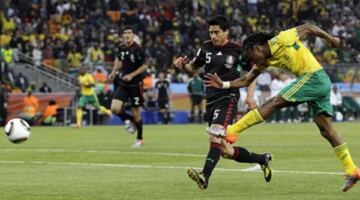 موعد مباراة المكسيك ضد جنوب أفريقيا في افتتاح بطولة كأس العالم
                                                
                                                
                                                    09/06/2026 11:56 ص
                                                
                                                
                                                    تتوجه أنظار العالم أجمع نحو ملعب أزتيكا بالعاصمة المكسيكية مكسيكو سيتي، لإفتتاح منافسات بطولة كأس العالم 2026 بمباراة بين المكسيك وجنوب إفريقيا.