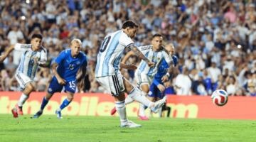 «ميسي» يُكلل عودته بالمساهمة في فوز الأرجنتين على أيسلندا 3-0
                                                
                                                
                                                    10/06/2026 06:29 م
                                                
                                                
                                                    بتشكيلة شهدت تغييرات كبيرة، لكن مع دخول ليونيل ميسي وتسجيله هدفاً، حققت الأرجنتين فوزاً