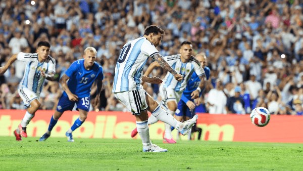 «ميسي» يُكلل عودته بالمساهمة في فوز الأرجنتين على أيسلندا 3-0
                                                
                                                
                                                    10/06/2026 06:29 م
                                                
                                                
                                                    بتشكيلة شهدت تغييرات كبيرة، لكن مع دخول ليونيل ميسي وتسجيله هدفاً، حققت الأرجنتين فوزاً