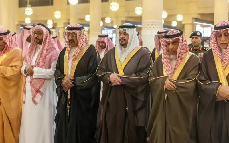نائب أمير الرياض يؤدي صلاة الميت على سارة بنت عبد المحسن – أخبار السعودية