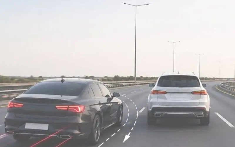 نيابة دبي تعاقب سائقاً طارد مركبة أخرى بطريقة متهورة