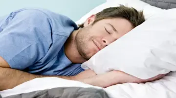 هل يسبب النوم والهاتف تحت الوسادة السرطان؟ طبيب أورام يوضح