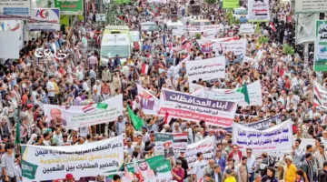 آلاف المتظاهرين في تعز يخرجون لدعم مسار معركة التحرير والقرارات السياسية الأخيرة