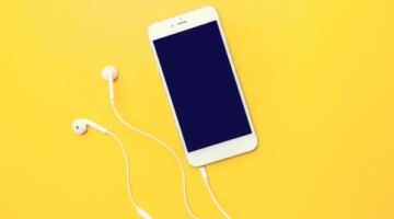 أسباب خفية وراء قرار سامسونج وآبل بإزالة سماعات الأذن من علب الهواتف