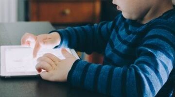 أطباء أعصاب يحذرون من تداعيات صحية خطيرة لاستخدام الشاشات لساعات طويلة يومياً