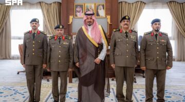 أمير المدينة المنورة يقلد 5 ضباط رتبهم الجديدة بعد صدور الأوامر السامية