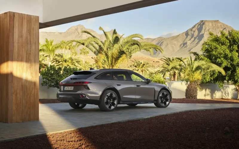 أودي A6 Allroad الجديدة تتحدى هيمنة سيارات الدفع الرباعي بتصميم RS6 الجريء