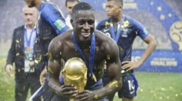 بنجامين ميندي يطرح ميدالية كأس العالم للبيع في مزاد علني مفاجئ ومثير