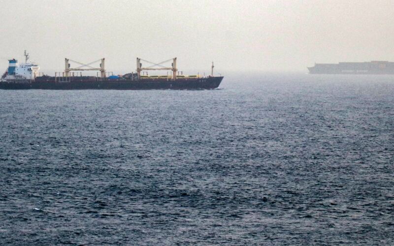 تأثير رسوم الحوثيين على تكاليف الشحن وتدفق التجارة عبر باب المندب