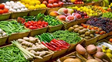 تباين ملحوظ في تكلفة السلع الزراعية داخل المجمعات الاستهلاكية بالأسواق المحلية اليوم