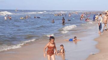 تحذيرات من تيارات بحرية خطيرة تهدد سلامة المصطافين في 6 مدن ساحلية