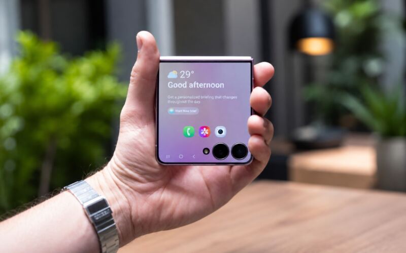 سامسونج تعيد تصميم هاتف Galaxy Z Flip 8 بمواصفات تقنية غير مسبوقة
