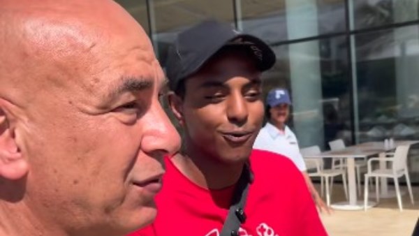 عامل دليفري يروي كواليس لقائه التاريخي بلاعبي منتخب مصر عقب كأس العالم