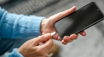 مخاطر خفية تهدد هاتفك عند استخدام كابلات شحن رخيصة الثمن وغير أصلية