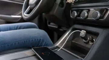 مخاطر خفية تواجه هاتفك عند استخدام منفذ الشحن المدمج في سيارتك