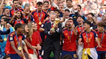 مشاهد تاريخية تجمع فيليب السادس بلاعبي إسبانيا بعد التتويج بلقب كأس العالم 2026