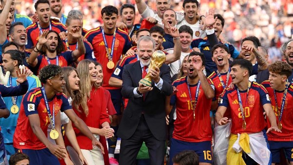 مشاهد تاريخية تجمع فيليب السادس بلاعبي إسبانيا بعد التتويج بلقب كأس العالم 2026