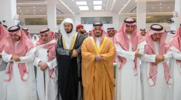 نائب أمير الرياض يتقدم المصلين في جنازة الفقيد سليمان العباد