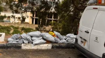 أزمات توصيل في جبال جازان: مندوبون يتركون الطرود على الأرصفة بعيداً عن الرقابة