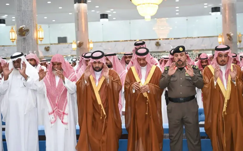 أمير جازان يتقدم المصلين في جنازة أسرة محنشي بمحافظة صامطة جنوبي المملكة