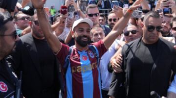 استقبال أسطوري لمحمد صلاح في مطار إسطنبول تمهيداً لانضمامه لصفوف طرابزون سبور