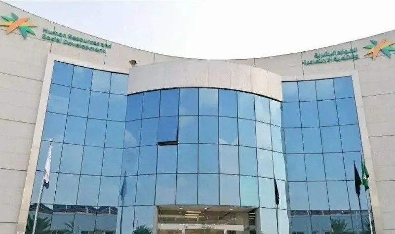 السعودية تتيح نقل خدمات العمالة الوافدة من المنشآت التجارية إلى الأفراد مباشرة