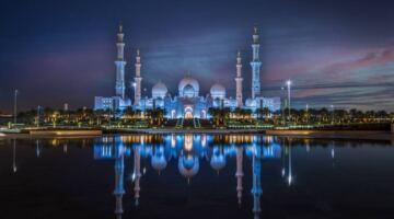 تجربة بصرية فريدة تحاكي مراحل القمر في جامع الشيخ زايد مطلع كل شهر