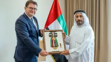 رئيس الدولة يقلد سفير النمسا وسام زايد الثاني تقديراً لجهوده الدبلوماسية