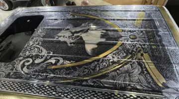 سيارة مغطاة بآلاف قطع الألماس تخطف الأنظار في أحدث معارض السيارات العالمية